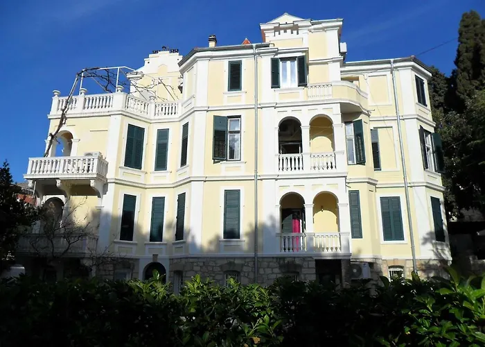 Two-bedrooms With Balcony And Sea View,near Old Town *