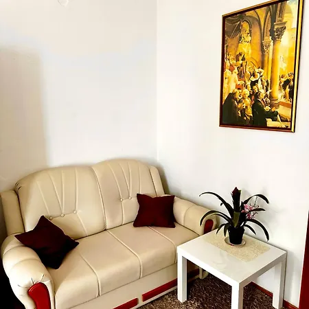 Apartment Two-bedrooms With Balcony And Sea View,near Old Town *