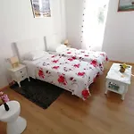 Two-bedrooms With Balcony And Sea View,near Old Town شقة *